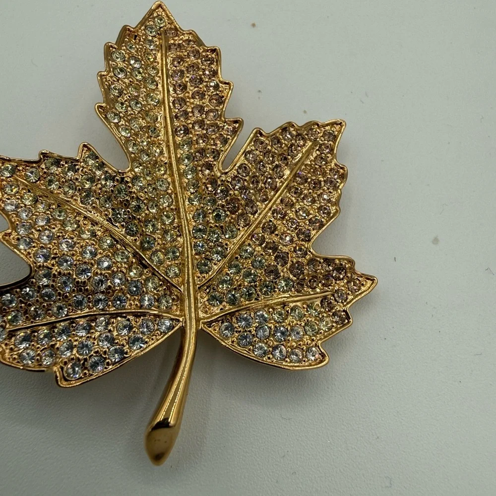 C537 Kenneth Jay Lane (KJL) crystal maple leaf brooch - Picture 5 of 7